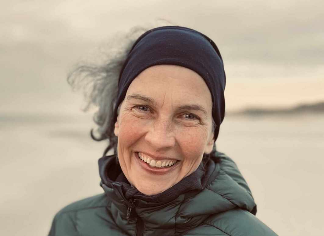 Portrait Christina lächelnd mit Stirnband, Copyright Christina Müllerright