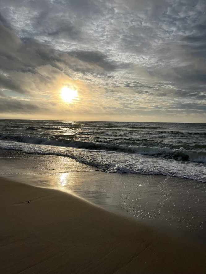 Untergehende Sonne am Meeresstrand in Grautönen, Copyright Christina Müller